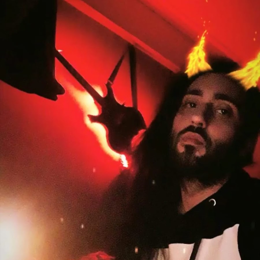 девушка с горящими глазами. девушка со светящимися глазами фэнтези. глаза в темноте. девушка с желтыми глазами арт. девушка со светящимися глазами.