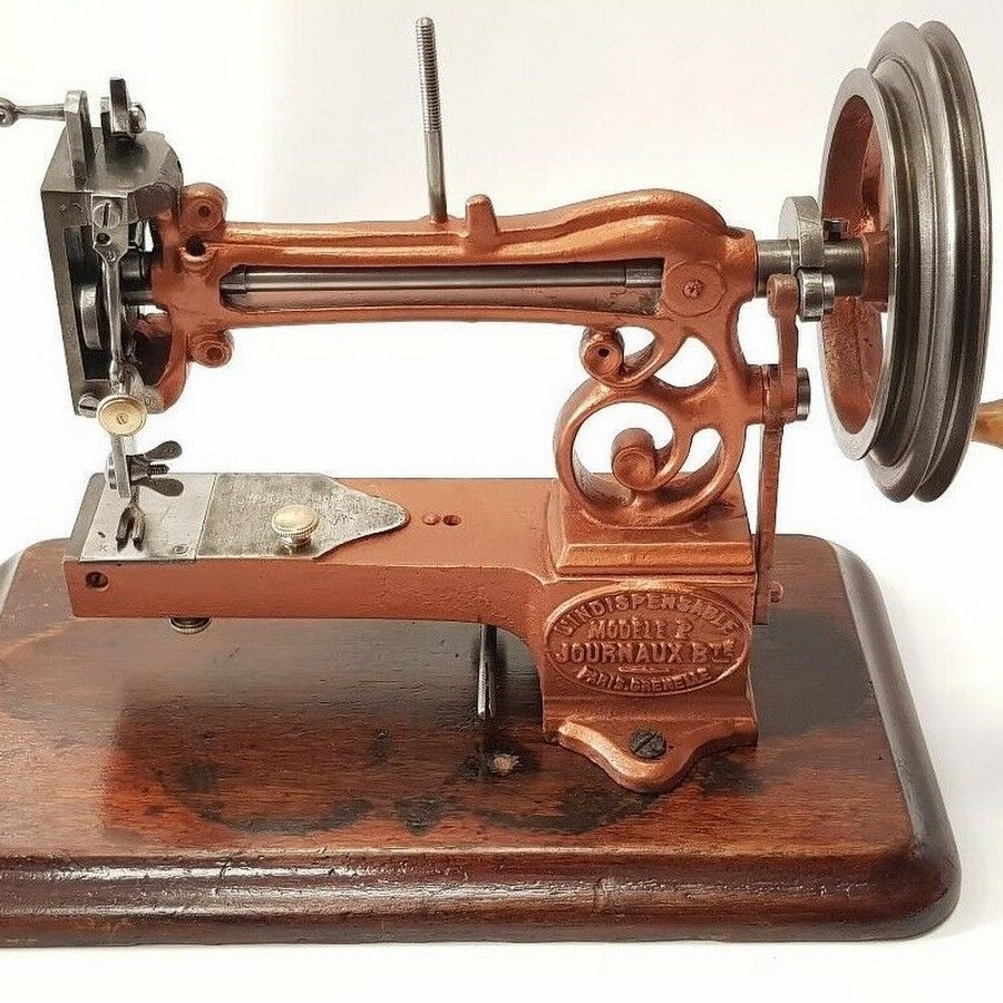Старинная швейная машинка купить. Антикварная швейная машинка. Швейная машина Старая. Раритетные Швейные машинки. Швейная машинка в старину.