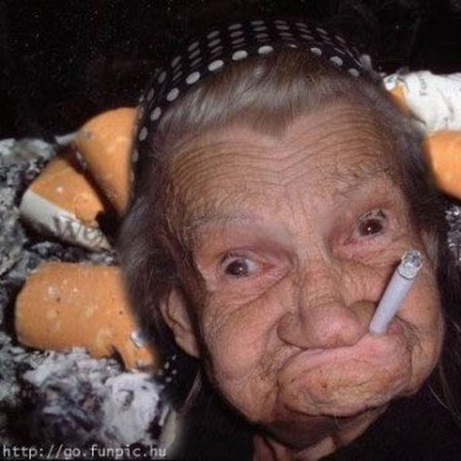 Бабушка без зубов. Бабка с сигаретой в зубах. Лицо бабушки.