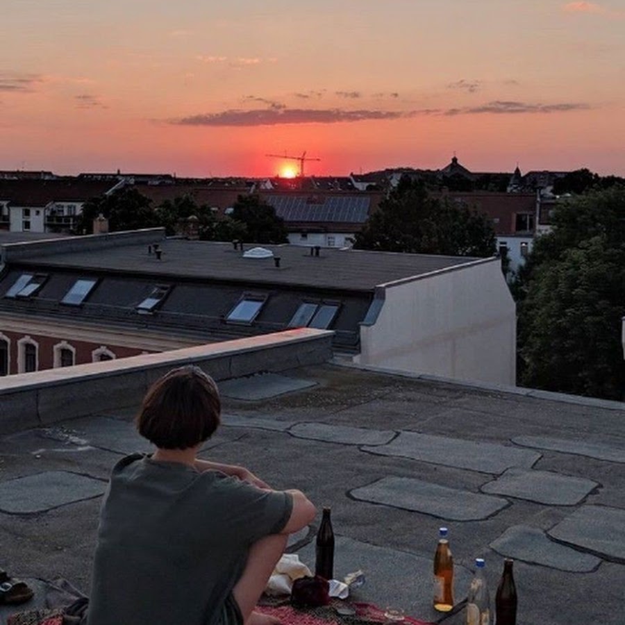 Зачем красные огни на крышах домов