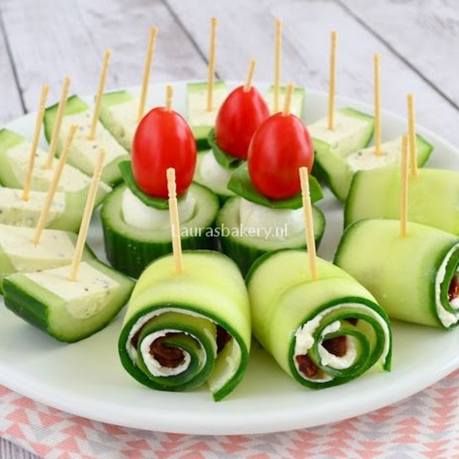 ингредиенты для канапе на шпажках ассорти. блюда на детский день рождения. бутерброды для детей на день рождения. канапе на детский праздник. необычные закуски для детей.