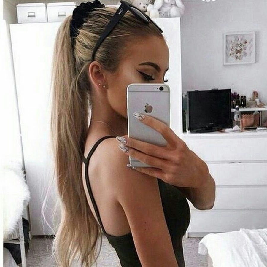 Блондинка с айфоном