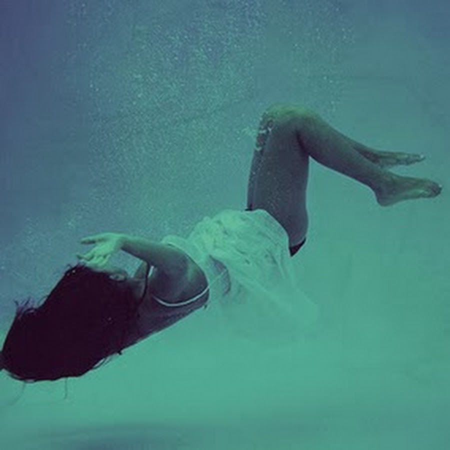 Я в омуте. Девочка тонет в море. Я тону в тебе. Человек падает в море. Девушка в воде эстетика.