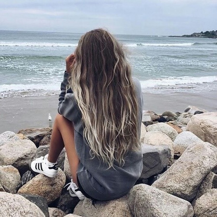 Девушки на море с серыми волосами