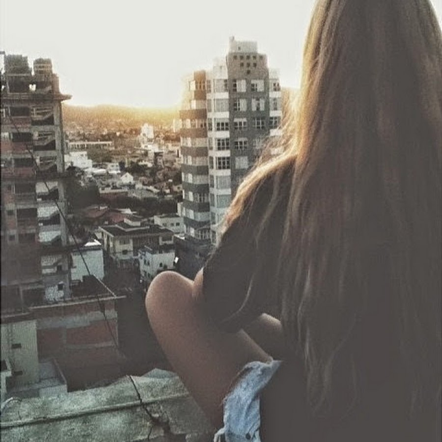 Девушка на крыше без лица