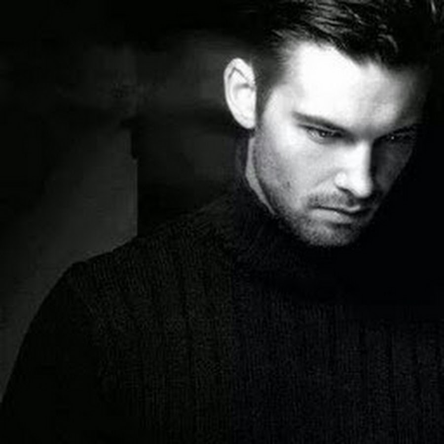 Парень с опущенной головой