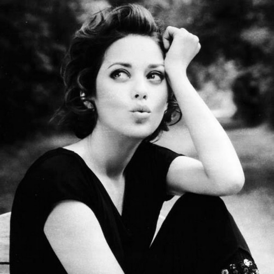 Девушка подняла руку в футболке. Спектакль ваш на пару актов. Девушка обещает. Девушка пообещала. Девушка в шоке.