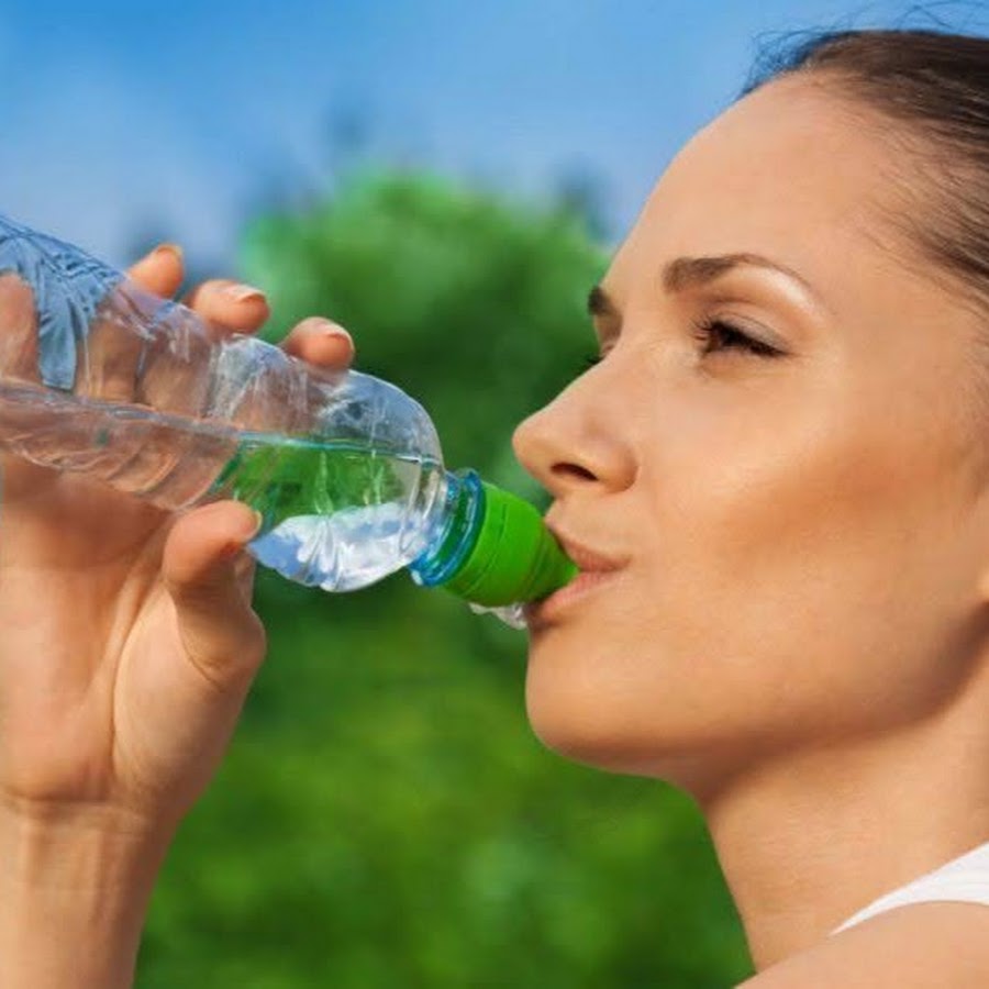 Чистая вода для питья. Бутылка для воды. Звук пьет воду. Девушка пьет воду. Дети воды.