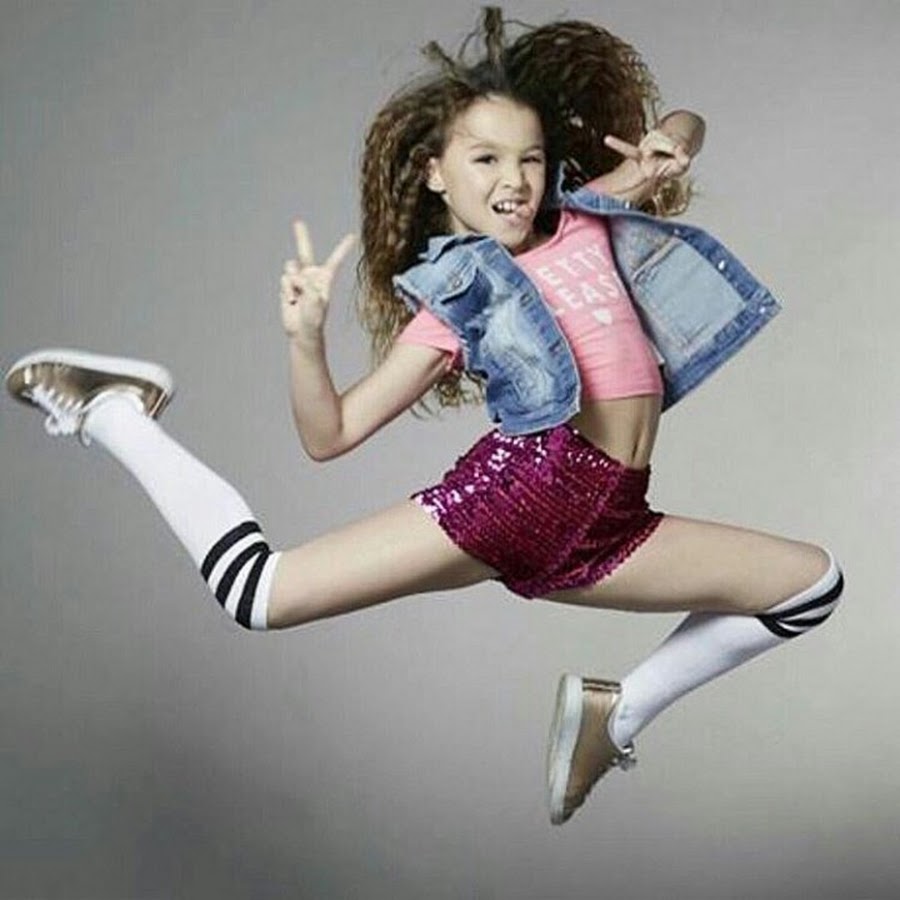 Как зовут дэнс. Танцы группа. Танцевальная группа. Контемпорари ансамбль. Танцевальные группы девушек.