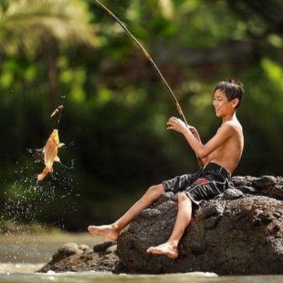 Мальчик ловил рыбу на реке. Ловить рыбу. Человек ловит рыбу. Мальчик рыбачит. Мальчик с удочкой.