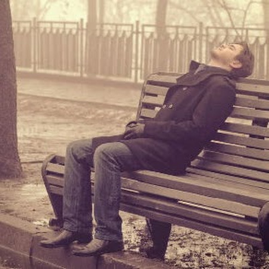 Мужчины сидят на скамейке. Мужчина на лавочке. Грустный парень. Человек на скамейке. Мужчина сидит на лавочке