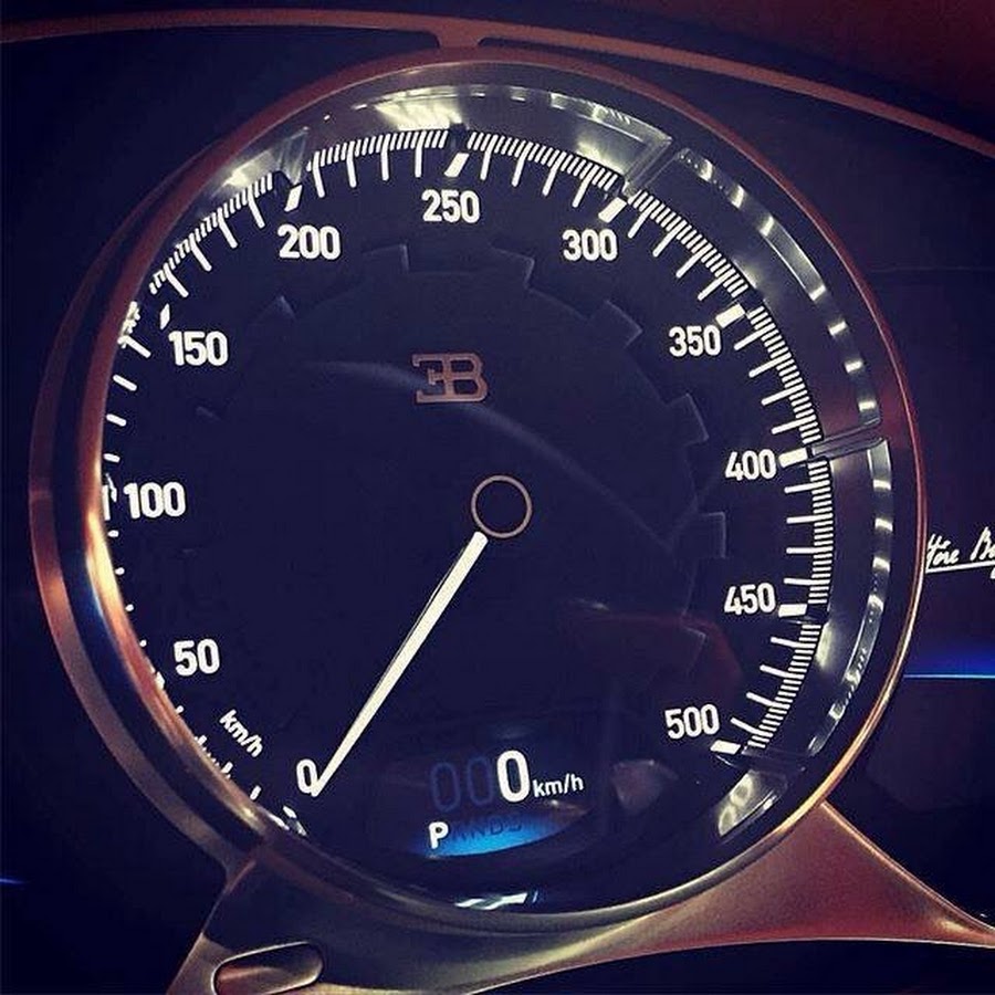 Bugatti veyron приборная панель. 500 км в час. максимальная скорость на спидометре. средняя скоорлсьь самолёт. спидометр бугатти вейрон.