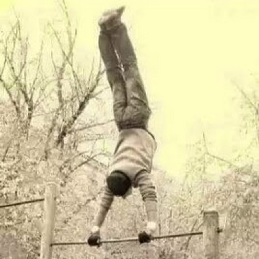 Эндо на турнике. Солнце на турнике. Солнышко на турнике. Солнышко зимой на турнике. Солнышко на перекладине.