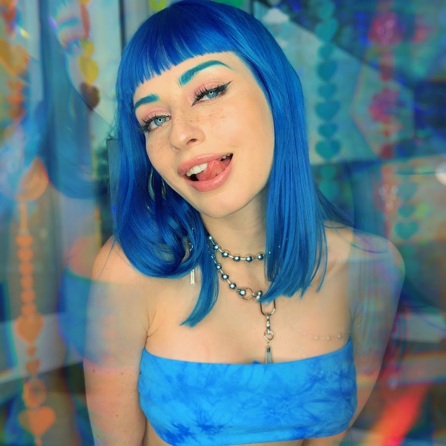 Hello ~ It's Jewelz Blu 💙 ur fav blu haired multifaceted Creatrix~ I ...