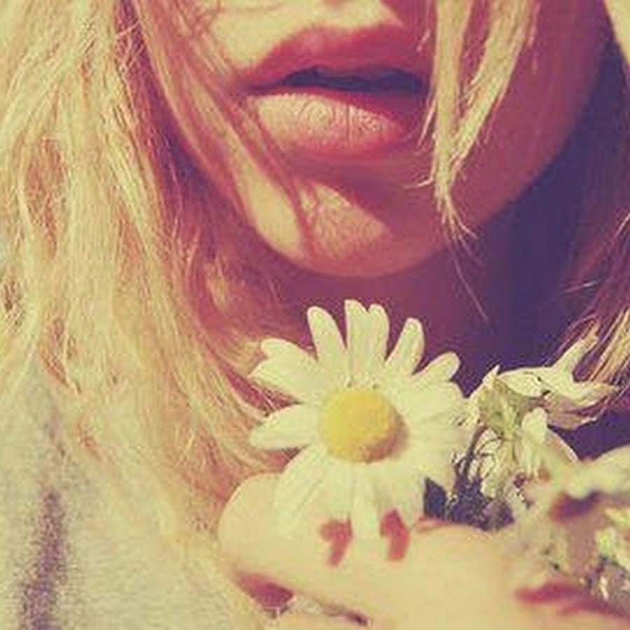 Картинка девушка с ромашками без лица