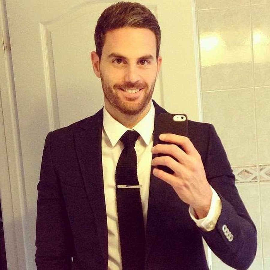 ник бейтман в пальто. ник бейтман голубой. парень в костюме в зеркале. селфи в костюме. селфи в офисе мужчина.