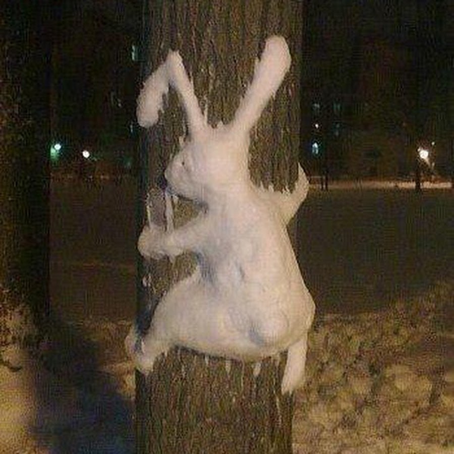Заяц на зайца из снега