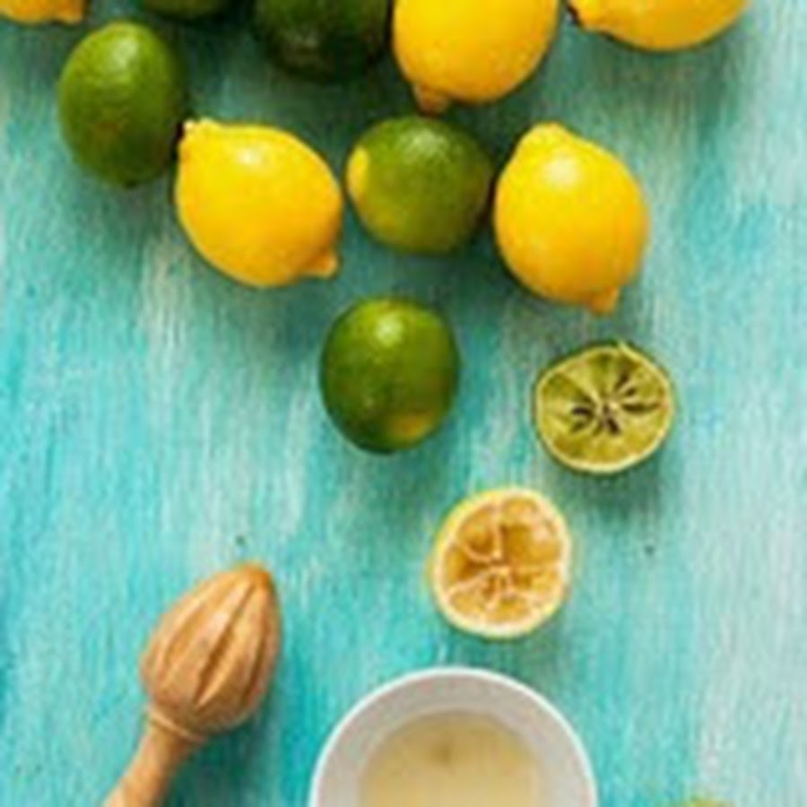 лимон, лайм. красивый лимон. лимонный сок на руках. снять лимоны. лимон на белом.