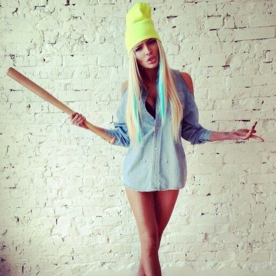 Девочка с битой. Девушка с битой. Фотосессия с битой. Девушка блондинка с битой. Красивые девочки с битой