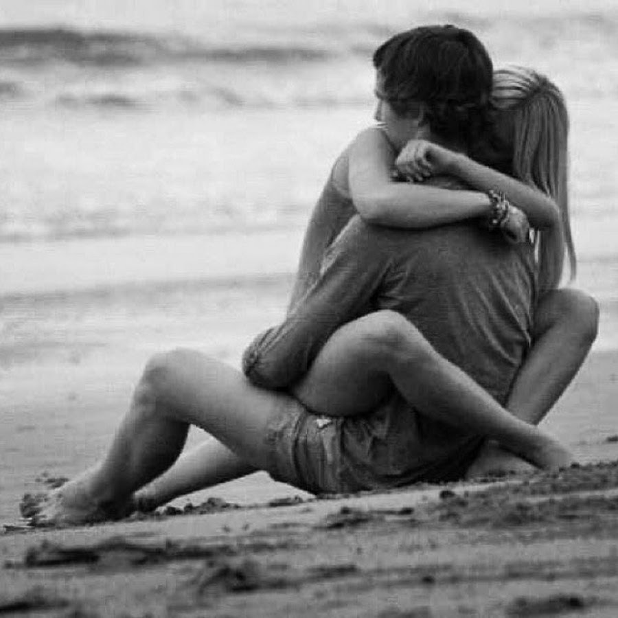 Заниматься любовью любимым человеком. Объятия влюбленных. Объятия на пляже. Объятия романтика. Парень обнимает девушку.