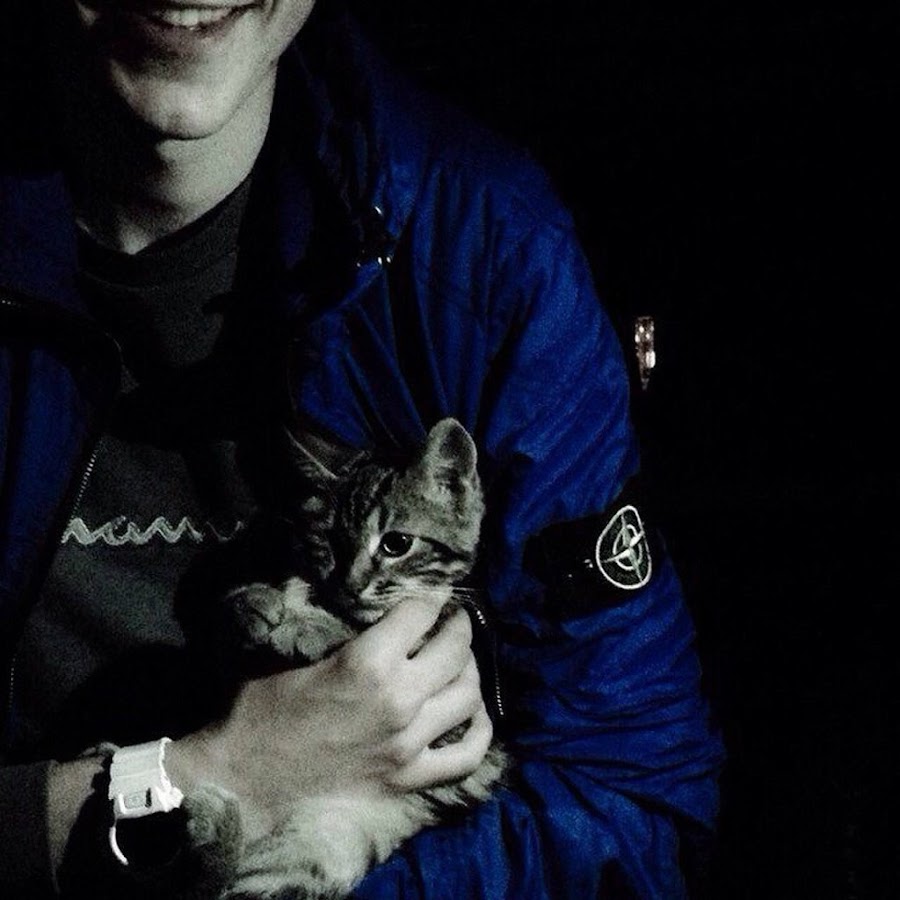 Парень с котом без лица