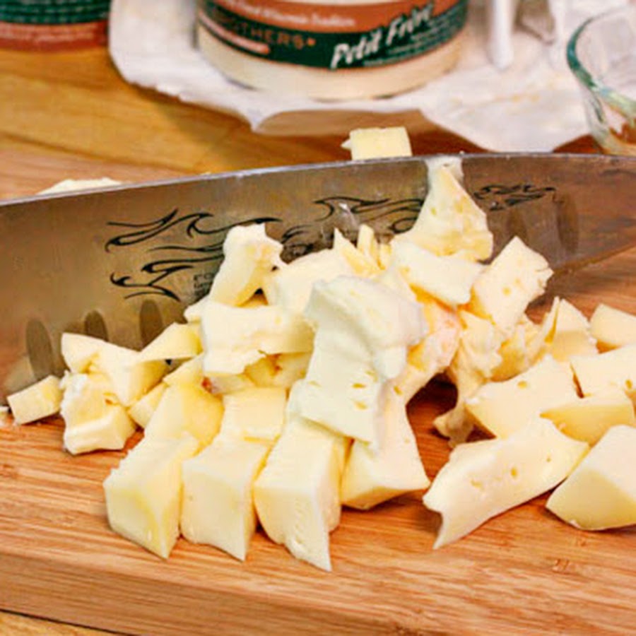 чтобы сыр не прилипал к ножу. нарезка плавленного сыра. заусенец на дереве сделанный ножом. фигурный нож для сыра. как называется съедобный пластилин.