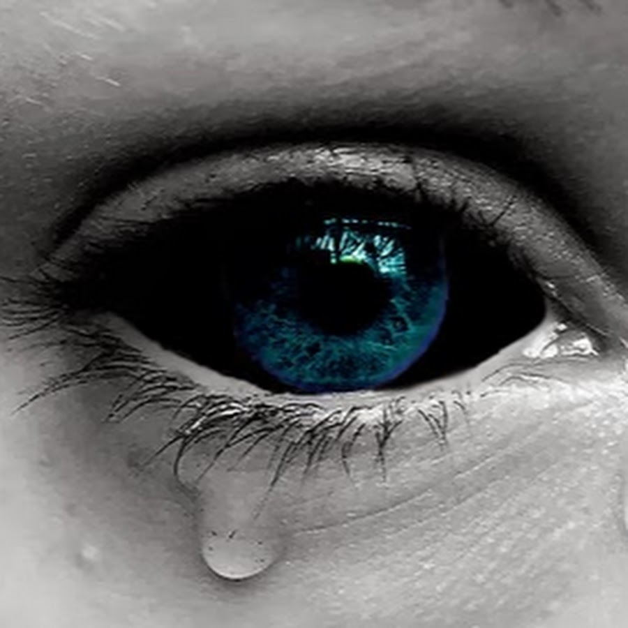 Красивые глаза плачет. Плачущие глаза. Глаз со слезой. Голубые глаза со слезами. Глаз со слезой арт.