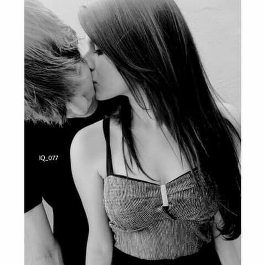 Покажи где девушка целуется с девушкой. Девушка целует девушку. Поцелуй девушек. Поцелуй двух девушек. Девушка целует девушку.