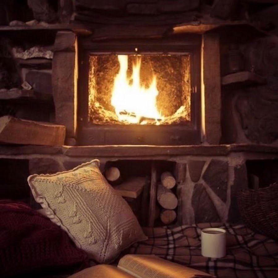 маленький домик русская печка стол деревянный лавка и свечка