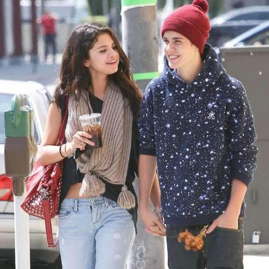 Встречается с селеной. Selena Gomez and Justin Bieber.
