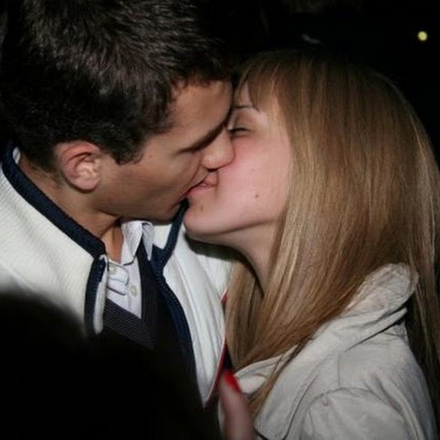 Целуются в клубе