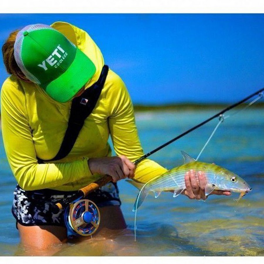 рыбалка летом. рыбак с удочкой. фон рыбалка. морская рыбалка. спиннинг в руках.