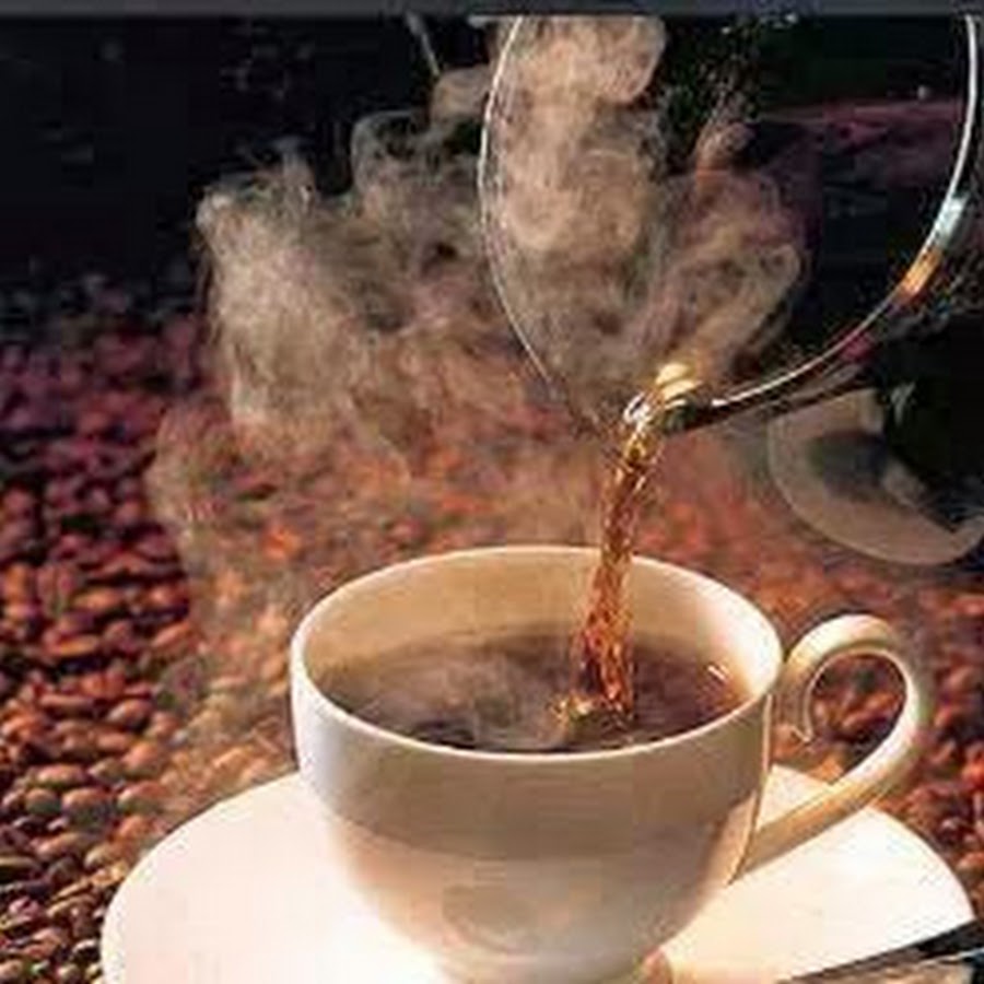 Два горячих кофе. Кофе и круассан. Кружка чая на столе. Две чашки кофе. Кофе.