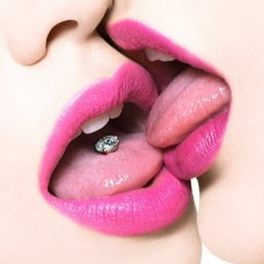Покажи как девочки облизывают. Женские губы. Женский поцелуй. Девушка с языком. Поцелуй с языком.