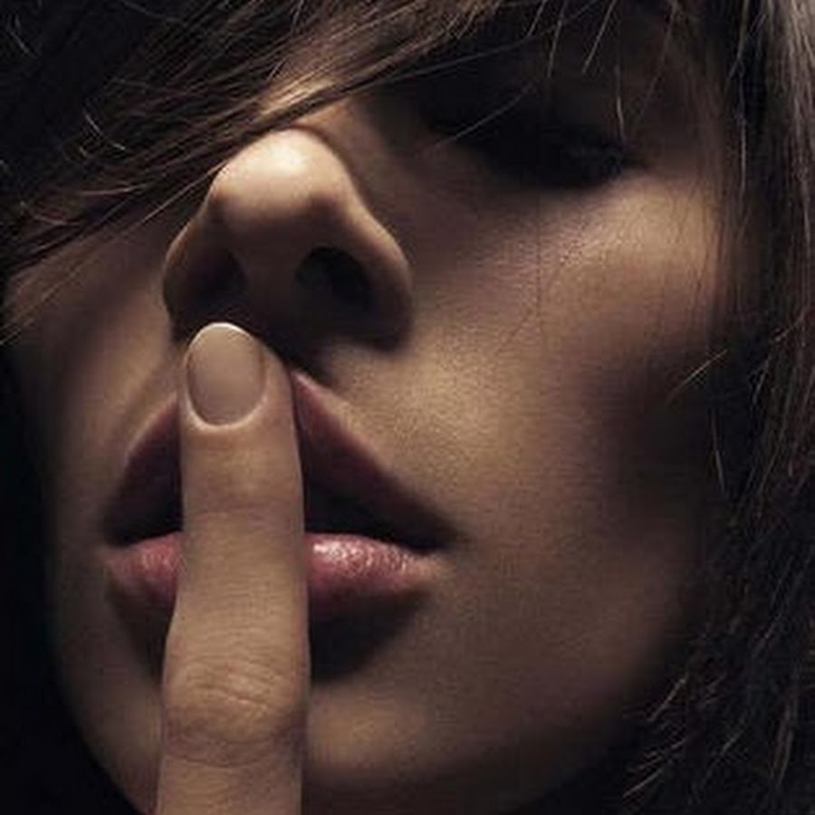 Пальцами по губам текст. Девушка с пальцем у губ. Мужской палец на губах девушки. Палец к губам ТСС. Пальцем прикрывает губы.