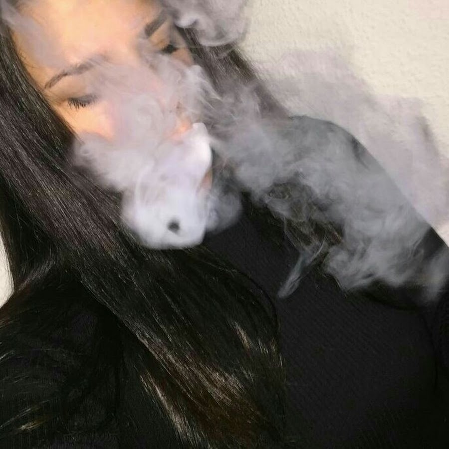 Милана некрасова курит сигарету