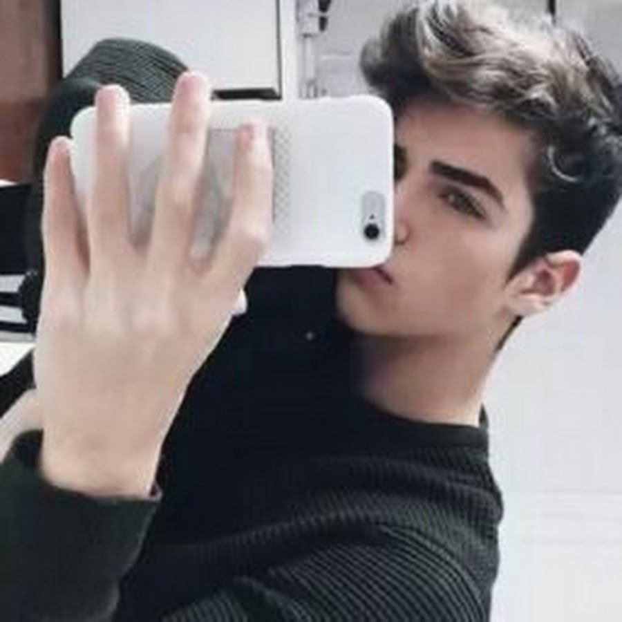 Manu Rios селфи