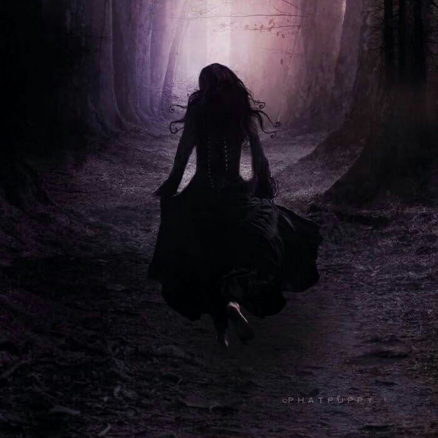 Девушка в темном лесу