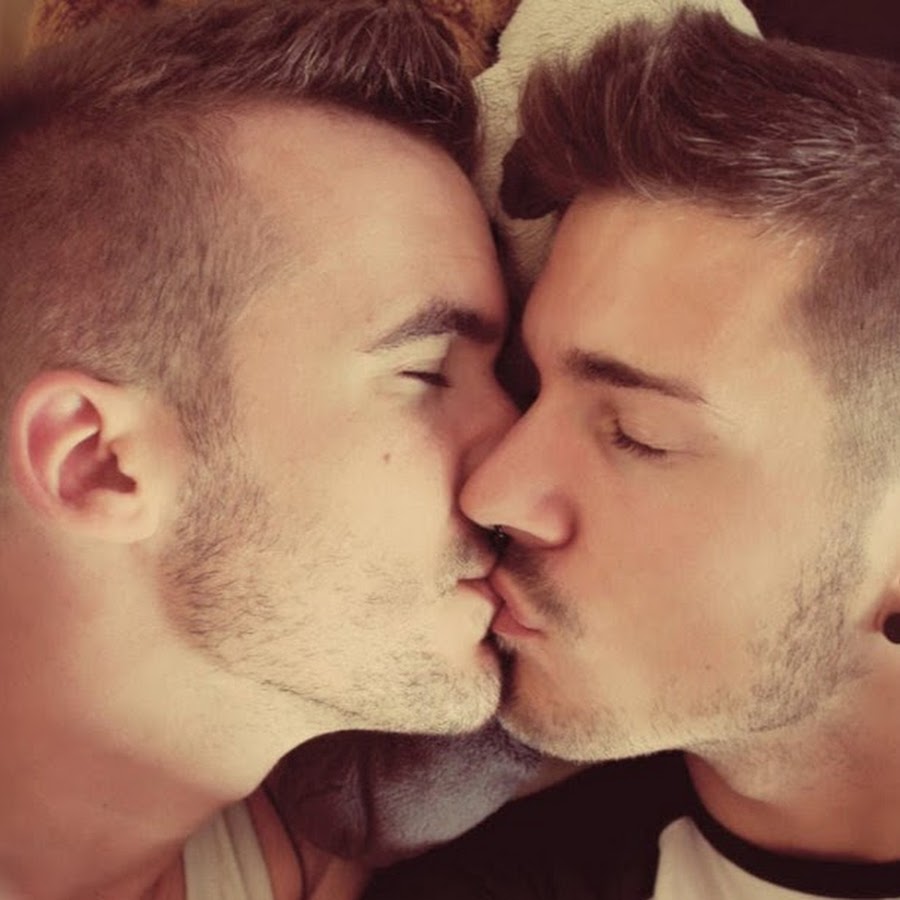 видео где геи целуются фото 107