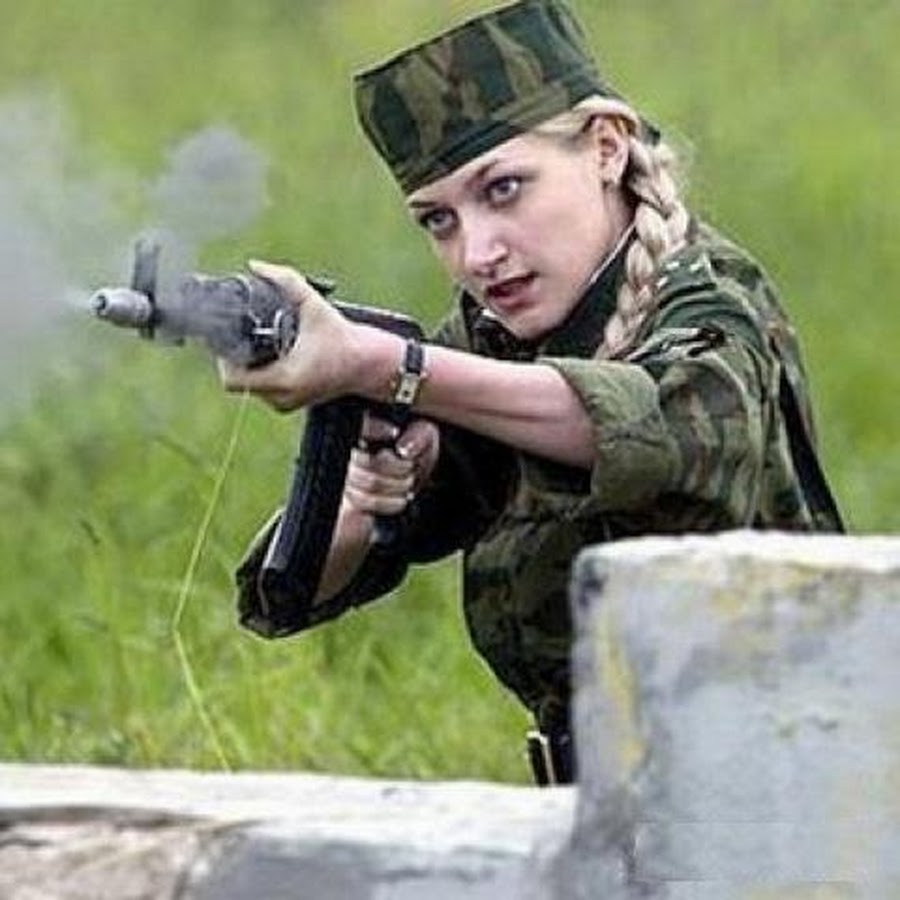 Молодой человек не служил в армии. Демотиваторы про армию. Демотиватор девушки в Российской армии. Служил в армии демотиватор. Армия приколы.