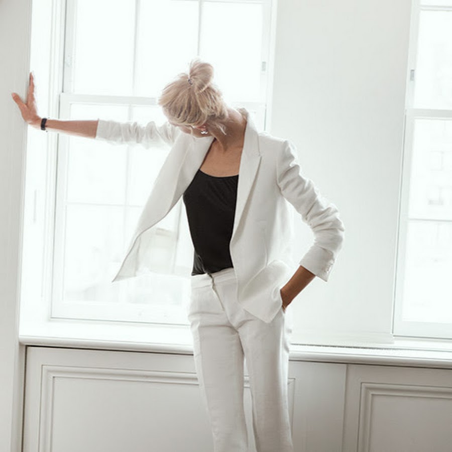 макияж к белому костюму. блондинка в белом костюме. успешная блондинка. авка женщина в белом костюме. девушка в белом костюме.