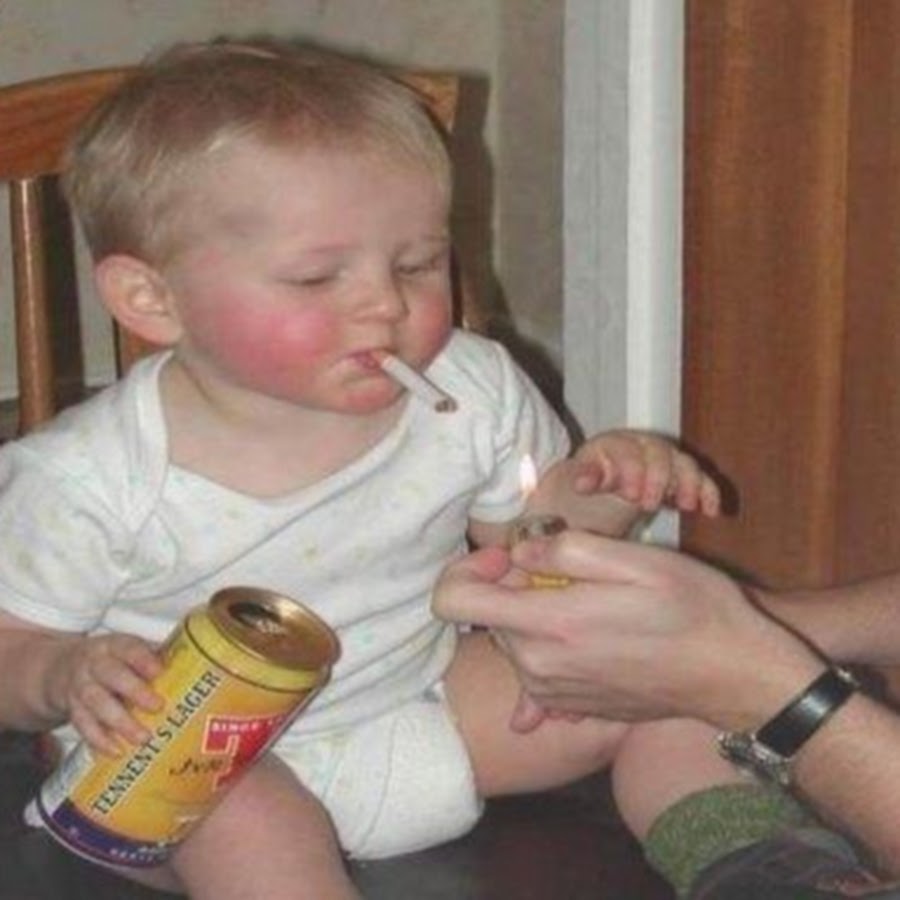Ребенок пьяница. Ребёнок с сигаретой и пивом. Ребенок с пивом. Маленький алкоголик.