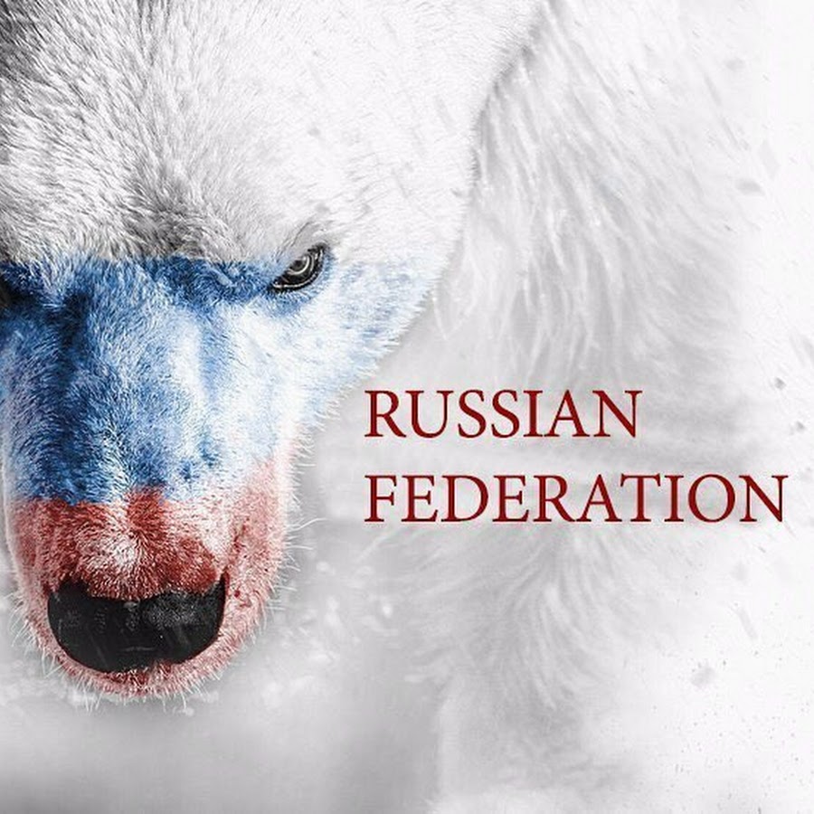 Белый медведь с российским флагом