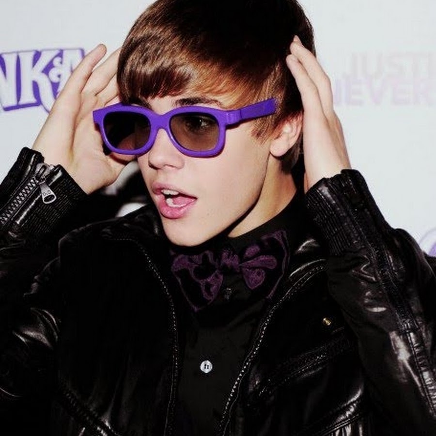 Never new. Джастин Бибер 2011 never say never. Бибер в детстве в солнцезащитных очках.