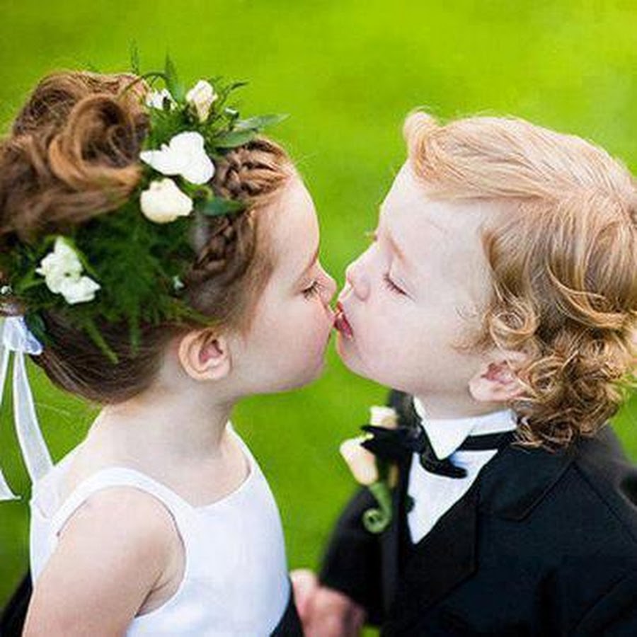 Real love baby. Детский поцелуй. Любовь к ребенку. Мальчик и девочка любовь. Поцелуй мальчика и девочки.