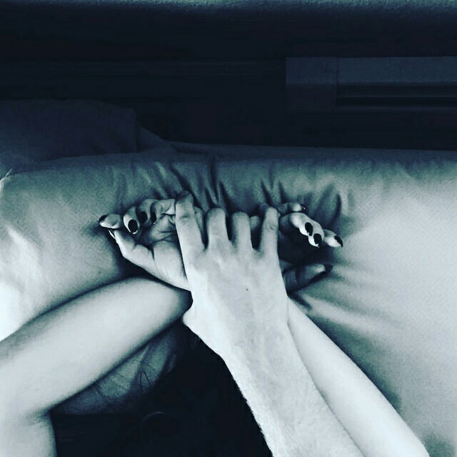 Рука в руке в постели