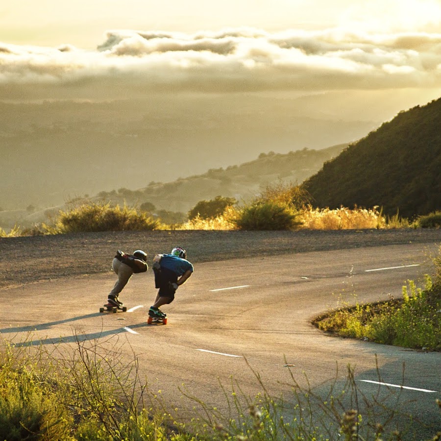 Скейт с горы. Лонгборд с человеком. Скейт с горы. Скейт с горы. Лонгборд даунхилл.