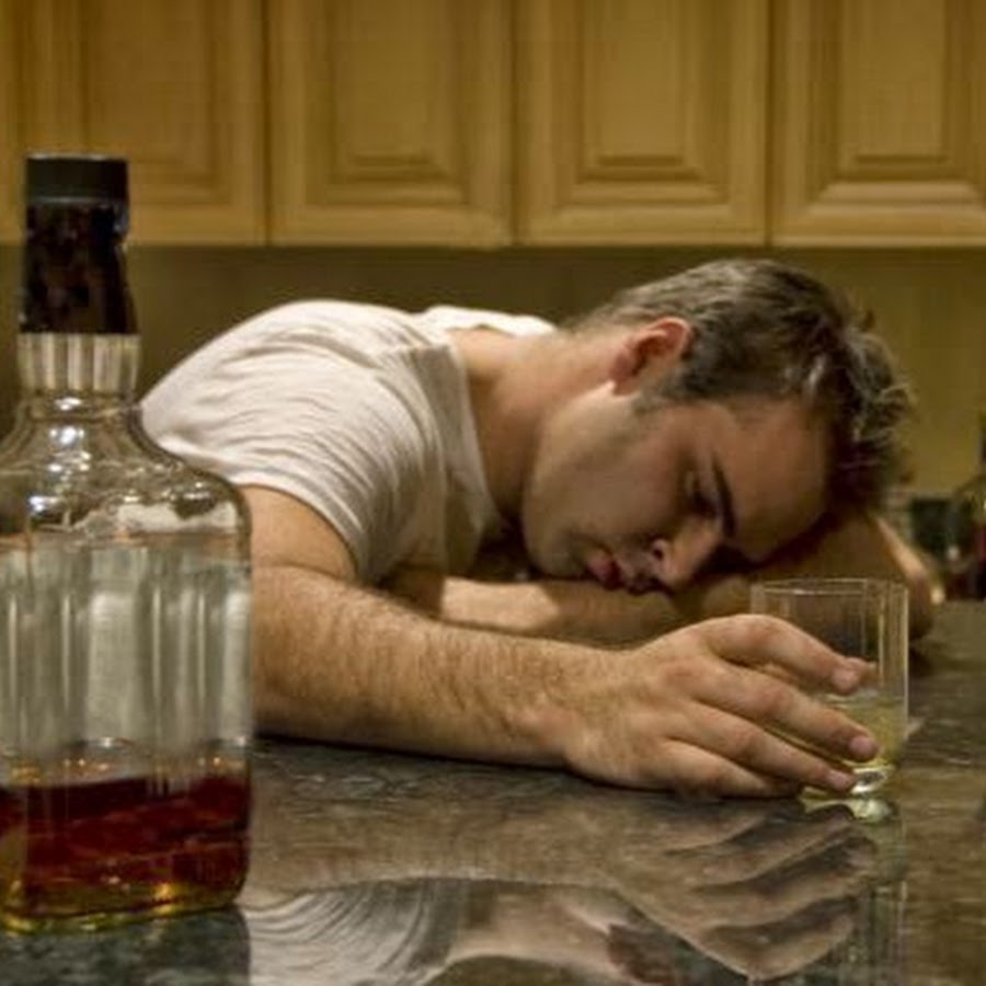 алкогольная зависимость. мужчина с бодуна. похмелье после запоя форум алкоголиков. человек с бодуна. ужасы похмелья после запоя.