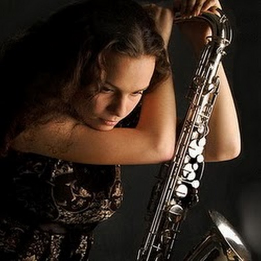 Женщина на саксофоне. Девушка с саксофоном. Красивая девушка с саксофоном. Фотосессия с саксофоном.