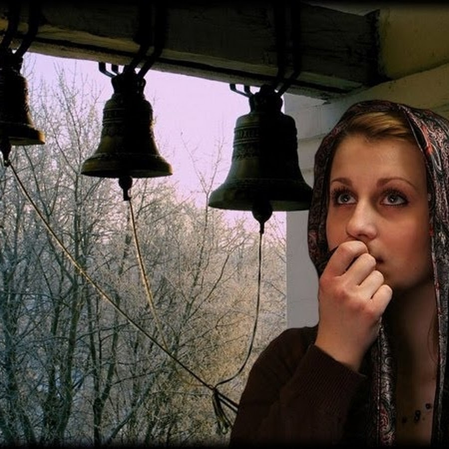 Молитва православной женщины. Православная девушка. Девушка молится в церкви. Девушка в храме. Женщина возле церкви.
